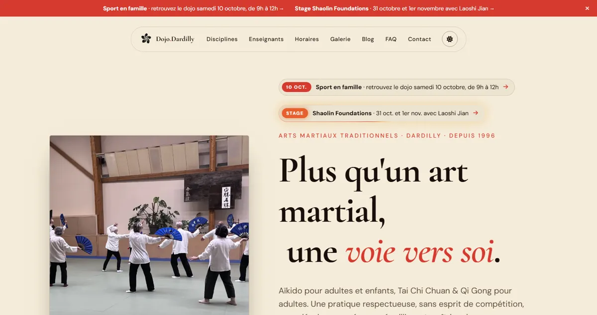 Page d'accueil du site Dojo Dardilly : un cours d'éventail en salle et le titre « Plus qu'un art martial, une voie vers soi ».