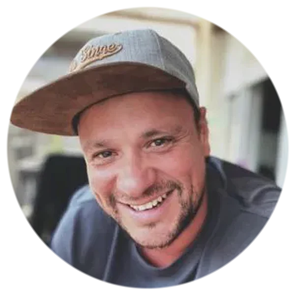 Freddy Gervason, fondateur de mfdy.digital, sourire et casquette.